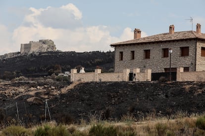 La mancha negra que ha dejado el incendio de Ávila a los alrededores del Castillo de Sotalbo.