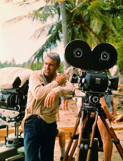 Cary Grant durante un descanso en el rodaje de la película 'Papá ganso' del director Ralph Nelson en 1964.