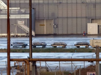 Un operario del aeropuerto de Marsella transporta los f&eacute;retros con los restos mortales de las v&iacute;ctimas, este mi&eacute;rcoles.