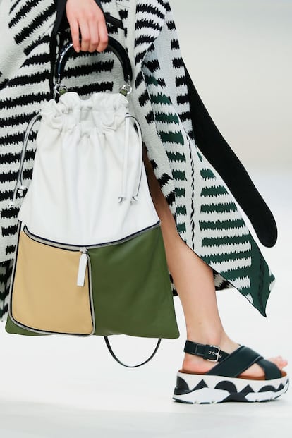 Marni convierte las mochilas en bolsos.