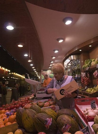 Una frutera en el nuevo mercado de la Barceloneta.