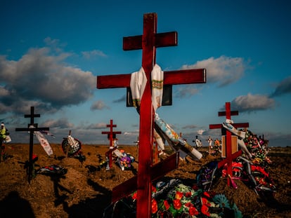 Tumbas nuevas en el cementerio de Jersón, Ucrania, el miércoles.