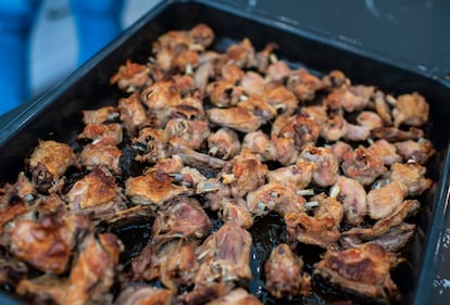 La receta lleva un kilo y medio de alitas y de carcasas tostadas al horno.