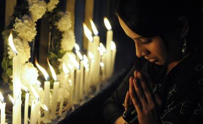 Una mujer reza en la vigilia celebrada en Kolkata tras la cremaci&oacute;n de la joven violada. 