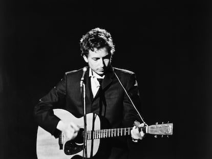Bob Dylan actúa en el programa televisivo 'The Johnny Cash Show' en 1969.