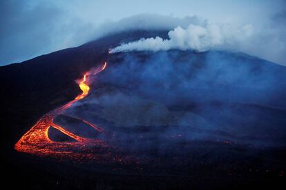 Corrientes de lava al rojo vivo durante una erupción del volcán Pacaya en el municipio de San Vicente de Sales en la región de Escuintla, Guatemala.