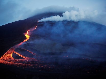 Corrientes de lava al rojo vivo durante una erupción del volcán Pacaya en el municipio de San Vicente de Sales en la región de Escuintla, Guatemala.