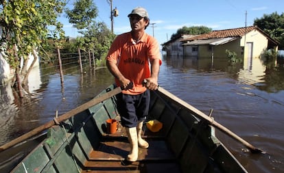 Un hombre se desplaza por una calle inundada del barrio Azteca en Asunción (Paraguay).