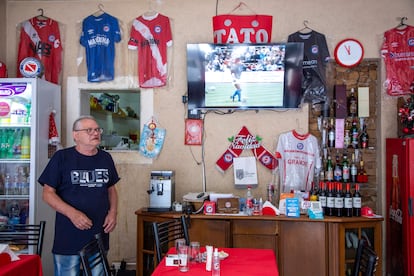 Un restaurante en el barrio de La Paternal, con camisetas e imágenes de Maradona en sus paredes.