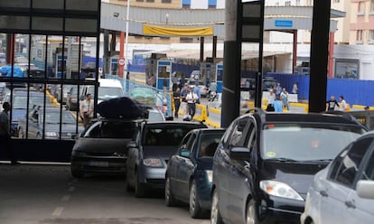 Varios vehículos circulan por el paso fronterizo de Beni-Enzar. 