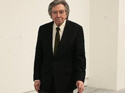 Antoni Tàpies posa ayer en el Museo Reina Sofía junto a su pieza <i>Pie (Peu),</i> 1991, ensamblaje sobre tierra chamoteada con siete útiles punzantes de hierro .