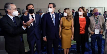 El presidente de la CEOE, Antonio Garamendi, posa en el centro de la foto junto a la vicepresidenta tercera y ministra de Trabajo y Economía Social, Yolanda Díaz, y el líder del PP, Pablo Casado.