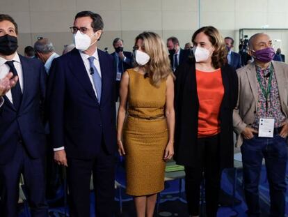 El presidente de la CEOE, Antonio Garamendi, posa en el centro de la foto junto a la vicepresidenta tercera y ministra de Trabajo y Economía Social, Yolanda Díaz, y el líder del PP, Pablo Casado.