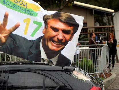 Un seguidor de Jair Bolsonaro celebra la victoria de este ante la casa del nuevo presidente, el lunes en R&iacute;o de Janeiro (Brasil).