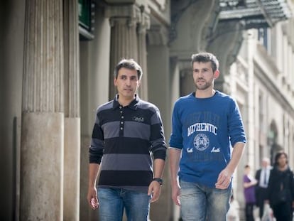 Xavi Mora y Jordi Ba&ntilde;eres pasean por Barcelona.