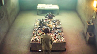 El protagonista (Iván Massagué) de espaldas, en una imagen de la película 'El hoyo' (2019), de Galder Gaztelu-Urrutia.