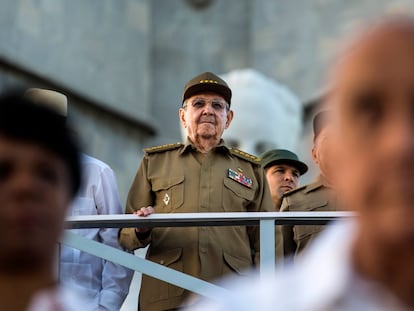 Raúl Castro assiste a um desfile em homenagem a seu falecido irmão Fidel Castro em Havana.