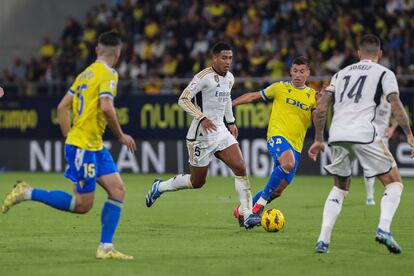 Bellingham conduce el balón frente al Cádiz.