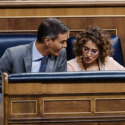 El presidente del Gobierno, Pedro Sánchez y la vicepresidenta primera y ministra de Hacienda, María Jesús Montero, durante un pleno en el Congreso de los Diputados, a 10 de septiembre de 2025, en Madrid (España). El Pleno del Congreso debate y vota las enmiendas de totalidad que PP, Vox y Junts han presentado para devolver al Gobierno el proyecto de reducción de la jornada laboral a 37,5 horas, formaciones que suman una mayoría absoluta más que suficiente para tumbar la norma.
10 SEPTIEMBRE 2025;CONGRESO;DIPUTADOS;JORNADA LABORAL;REDUCCIÓN
Carlos Luján / Europa Press
10/09/2025