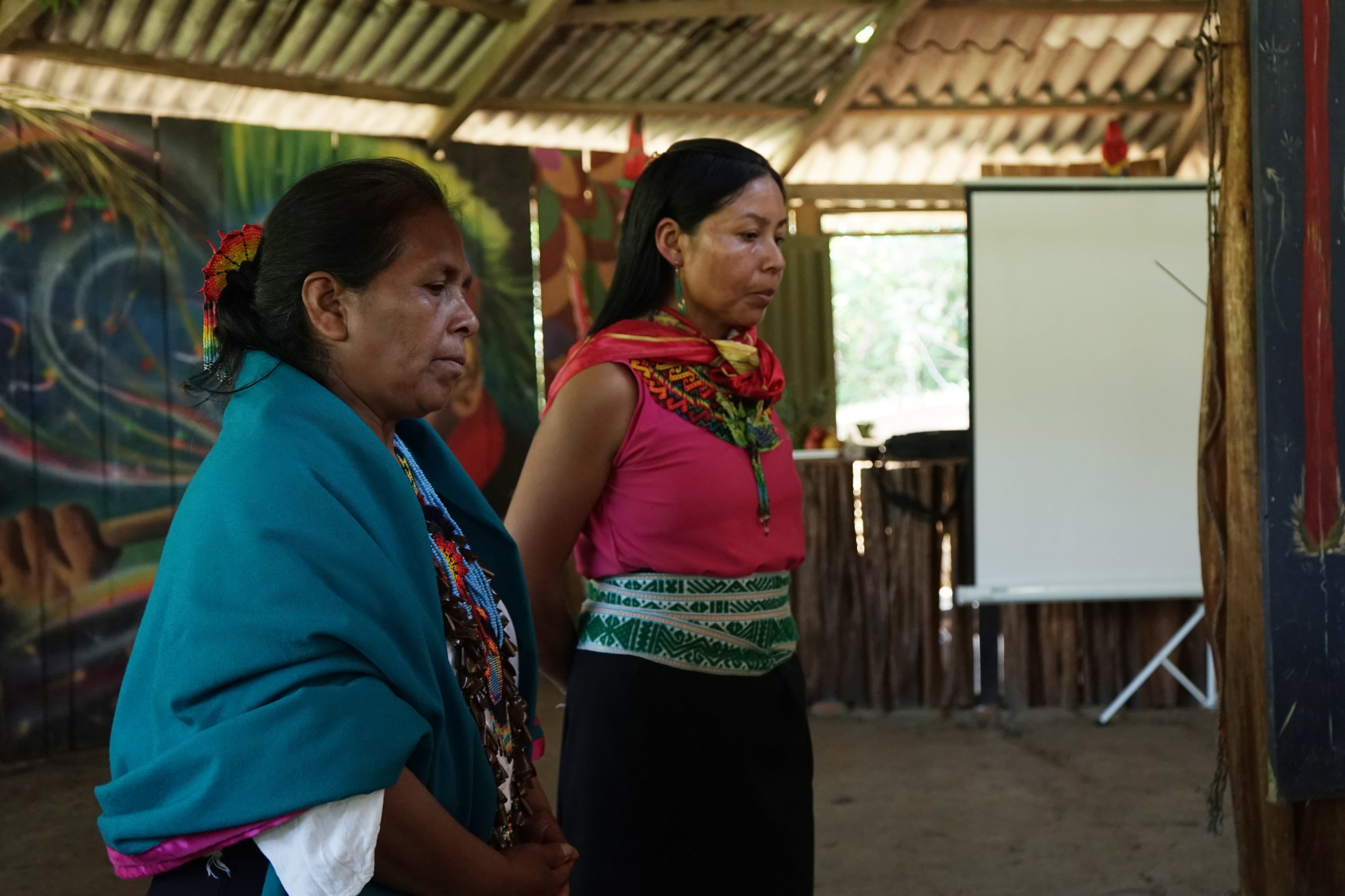 Sandra Chasoy, indígena Inga y lideresa ambiental como parte de las Guardianas del Agua, en una maloca en Putumayo.
16 de octubre de 2024