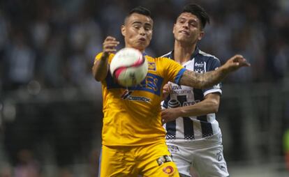 Zelarayán y González, durante el clásico regio.