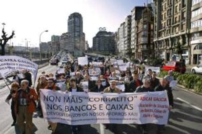 Decenas de afectados por tener sus ahorros atrapados en las participaciones preferentes en una manifestacin. EFE/Archivo