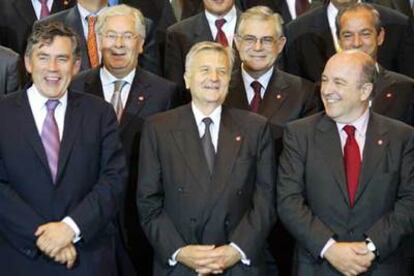 En primer plano, Gordon Brown (izquierda), Jean-Claude Trichet y Joaquín Almunia.
