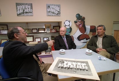 Desde la izquierda, los exjugadores madridistas Paco Gento, Alfredo Di Stéfano y Enrique Pérez Díaz "Pachín", en una charla futbolística comentan los enfrentamientos habidos entre el Real Madrid y el Barcelona, en un encuentro celebrado en la sede de la Asociación de Veteranos del Madrid, en abril de 2002.