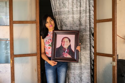 Miriam Cruz en su domicilio en Chimalhuacán, sostiene una fotografía de su hija asesinada Giselle Garrido.