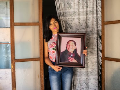 Miriam Cruz  en su domicilio en Chimalhuacán, sostiene una fotografía de su hija asesinada Giselle Garrido.