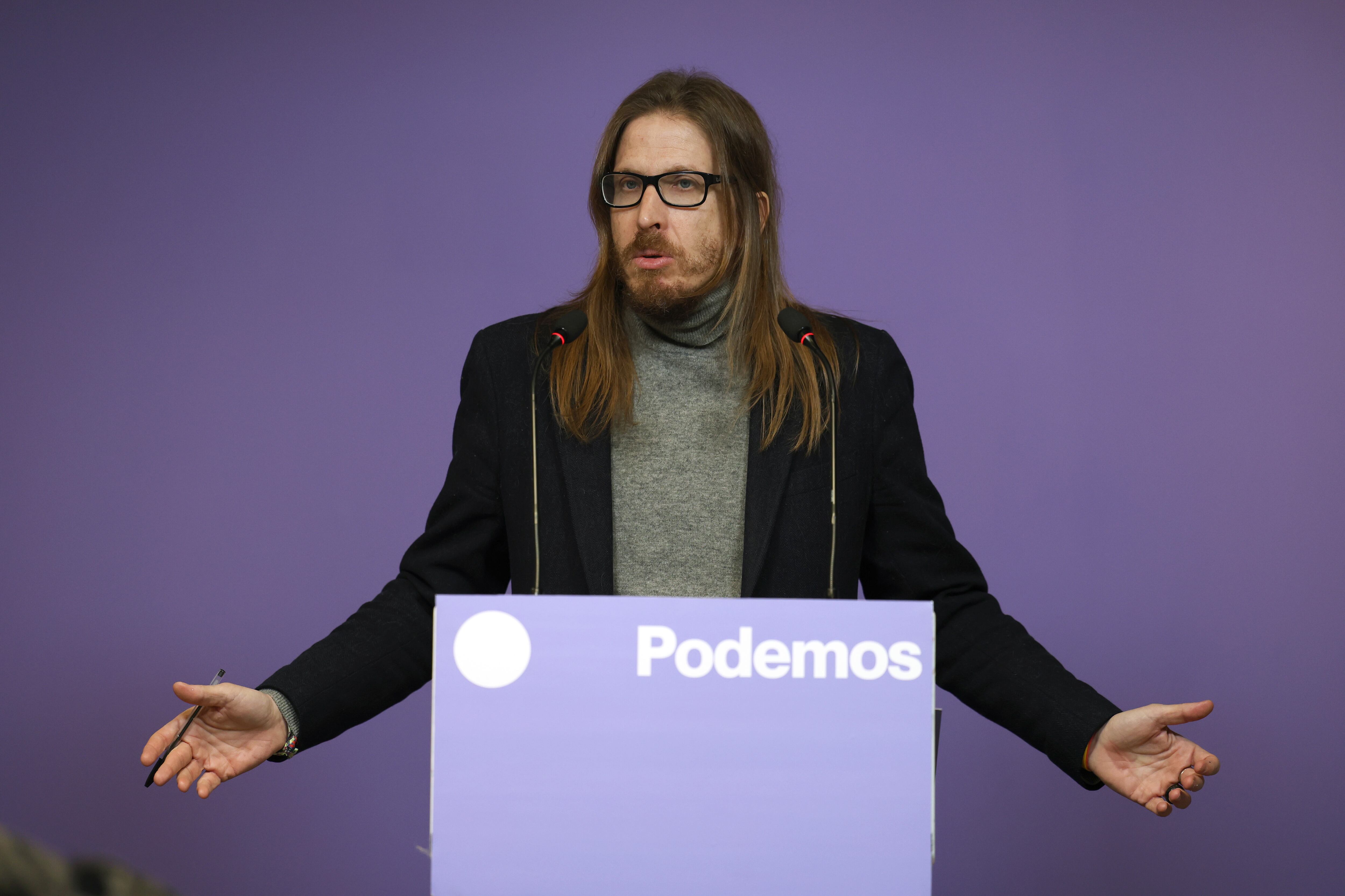 Pablo Fernández durante la rueda de prensa de Podemos en la sede del partido (Madrid).  