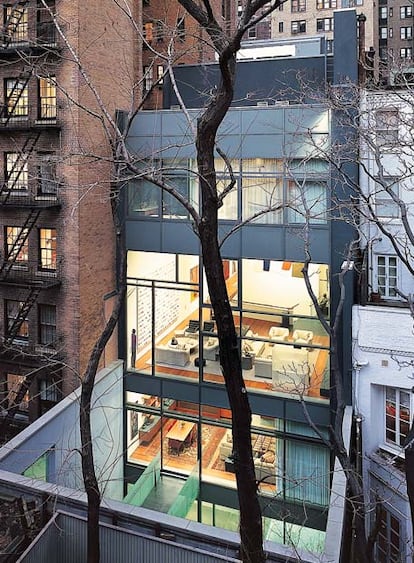 Hoy es casi imposible que un arquitecto logre construir una vivienda de nueva planta en Nueva York. Simplemente por eso, la casa entre medianeras que Tod Williams y Billie Tsien diseñaron, una de las pocas levantadas en Manhattan en el siglo XX, es ya un fenómeno. Pero además la casa marca otro fenómeno importante: el compromiso de los arquitectos, no sólo con su propia inventiva, también con la ciudad donde ubican sus obras.