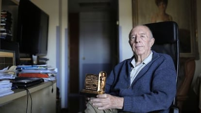 Juan de la Cierva sostiene su Oscar de Hollywood en la habitación de la residencia donde vive.