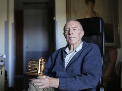 Juan de la Cierva sostiene su Oscar de Hollywood en la habitación de la residencia donde vive.