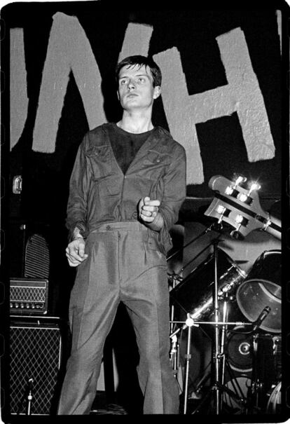 Depresivo, atormentado y genial. Ian Curtis (1956-1980) fue el líder de Joy Division, la banda inglesa que con solo dos discos ('Unknown pleasures', de 1979, y 'Closer', de 1980) sentó las bases del pop alternativo de los ochenta: adiós a la ira, hola a la introspección. Curtis se quitó al vida (se ahorcó) el 18 de mayo de 1980 y su banda se reconvirtió en New Order, uno de los grupos más importantes de la historia del pop. Su legado quedó en decenas de libros y películas que le rinden homenaje. Tenía solo 23 años.