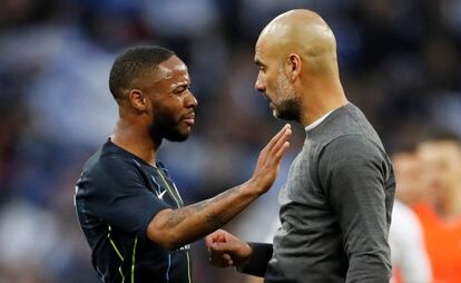 Sterling habla con Guardiola durante el City-Brighton de Copa.