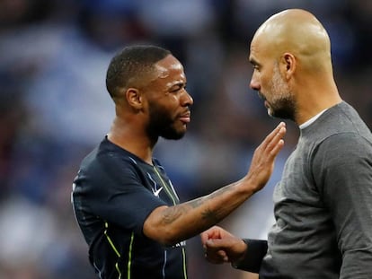 Sterling habla con Guardiola durante el City-Brighton de Copa.