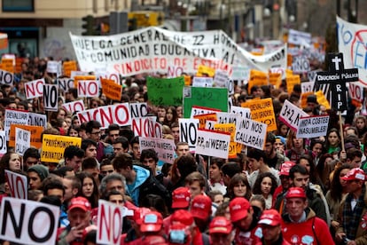 "Retirada inmediata del decreto 3+2", "No a la privatización de la universidad pública" y "Todos a la lucha para defender nuestros derechos" son algunos de los eslóganes con los que se han convocado las marchas de protesta.