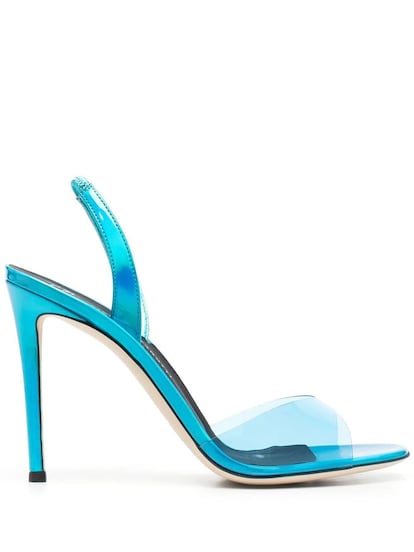 Desde Giuseppe Zanotti apuestan por el azul intenso que, junto a la tira en PVC,  brilla con un acabado metalizado. 404 €, en Farfetch