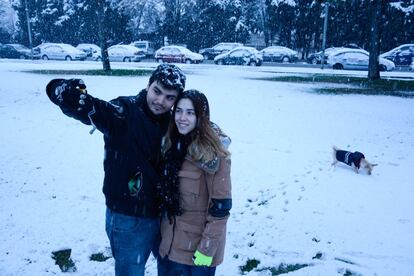 Una parella es fa una foto en un parc nevat de Lleida.