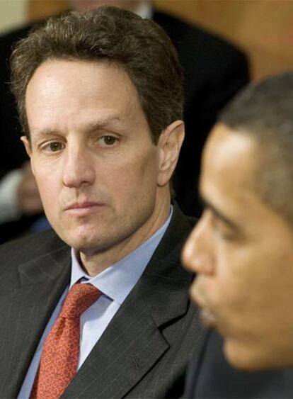 Geithner ha sido muy criticado por la oposición y hasta por los mismos demócratas desde que trascendió el importe de las retribuciones extraordinarias de los ejecutivos de AIG.