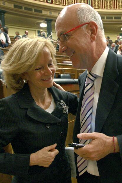 La vicepresidenta Elena Salgado conversa con el portavoz de CiU en el Congreso, Duran Lleida.