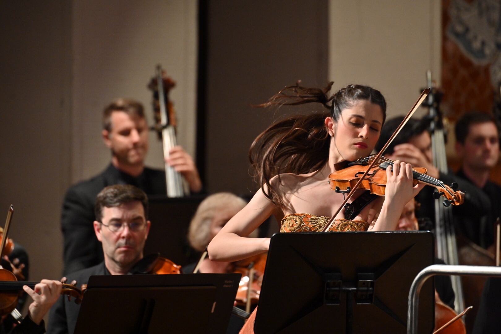La violinista María Dueñas, durante su interpretación del concierto de Gabriela Ortiz, el 28 de mayo en Barcelona.