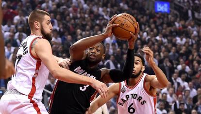 Wade, entre Valanciunas y Joseph.