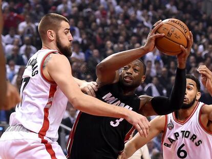 Wade, entre Valanciunas y Joseph.