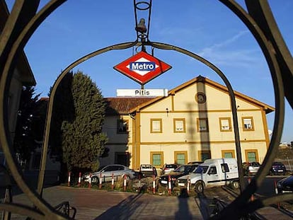 Entrada a la estación de metro de Pitis.