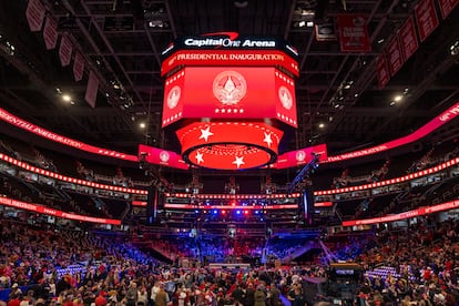 Simpatizantes del presidente electo de Estados Unidos, Donald Trump, se renen en el estadio Capital One Arena este domingo.