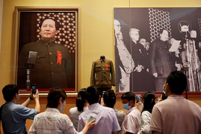 Um grupo de pessoas contempla imagens de Mao Tsé-tung no Museu de História do Partido Comunista da China, em Pequim.