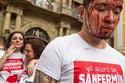 La asociación AnimaNaturalis ha lanzado la web SanferminSinSangre.org para la recogida de firmas en contra de las corridas de toros. Desde mañana miércoles, quieren pedir firmas además a pie de calle durante la celebración de la fiesta en Pamplona. En la imagen, dos mujeres y un hombre con una camiseta con el logo 'Yo quiero un Sanfermín sin sangre'.