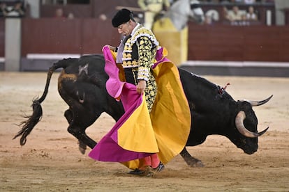 El diestro Raúl Rivera da un pase con el capote al segundo de los de su lote, durante la corrida celebrada este jueves en la plaza de toros de Las Ventas, en Madrid.